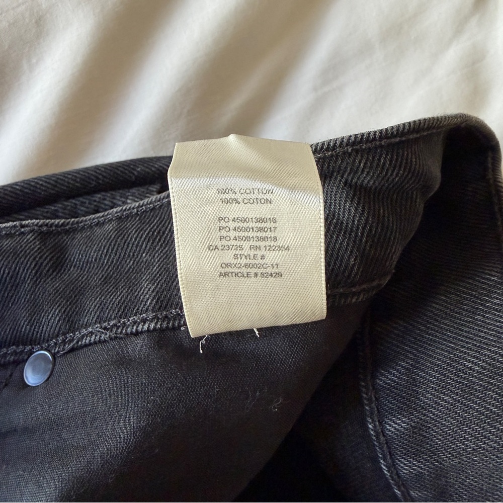 Sunday Best Low Key Mom Jeans in Washed Black. Size 31 - Picture 9 of 10